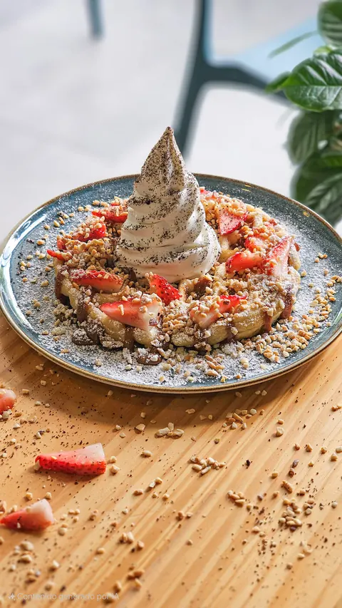 Waffle con helado de yogurt, fresas y galleta triturada